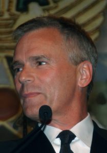 Richard Dean Anderson speaks after receiving a special award at the Annual Air Force Association Anniversary Dinner on the night of September 14, 2004.